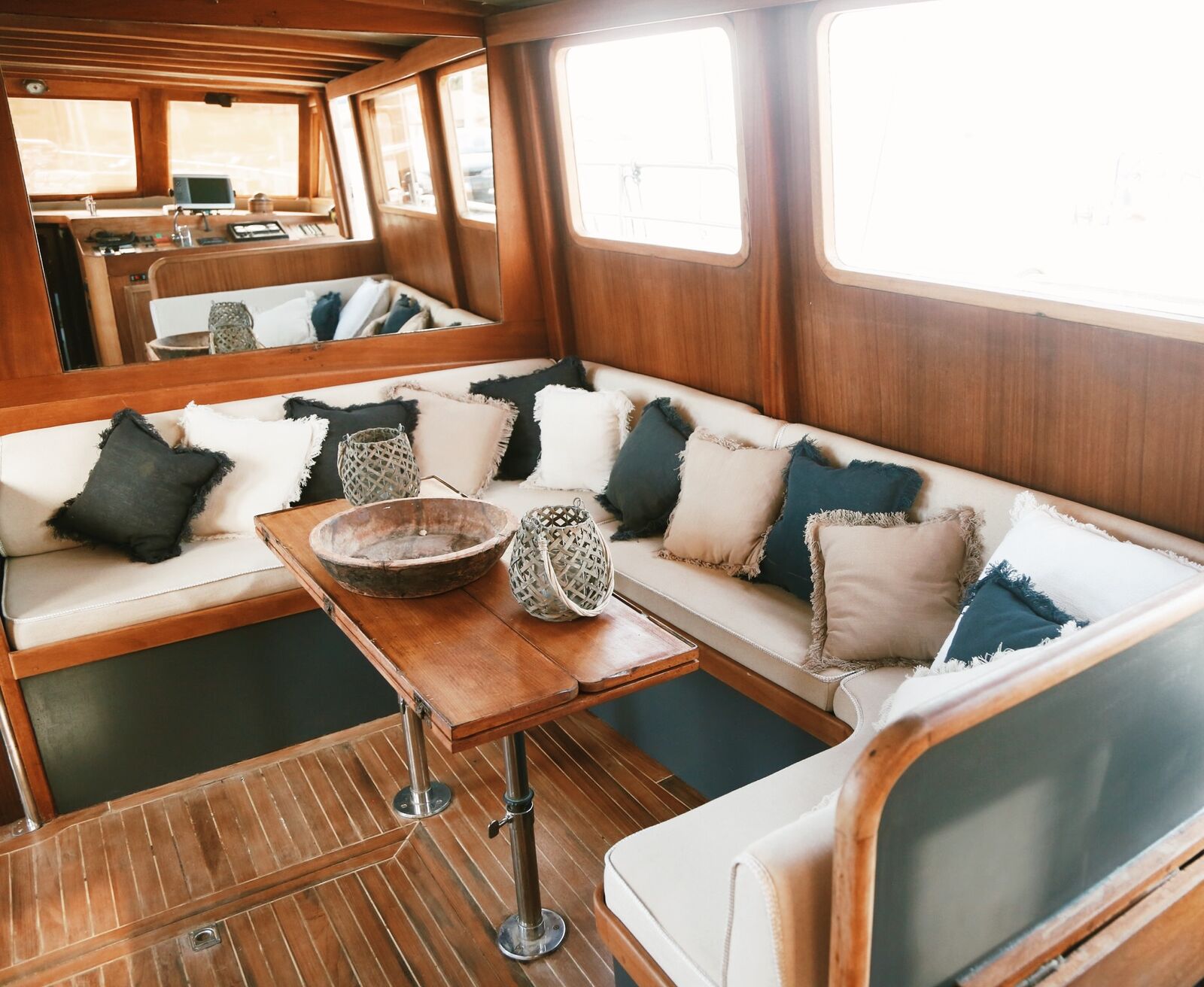 The saloon with banquette seating, a folding table and large windows